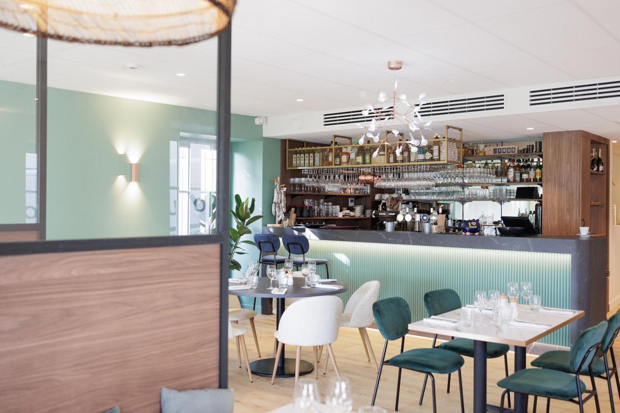 Hotel L'esplanade Restaurant Bar A Vin Le Pellerin